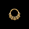 Goldfarbener Septum-Ring im Spinnennetz-Design aus poliertem Metall.